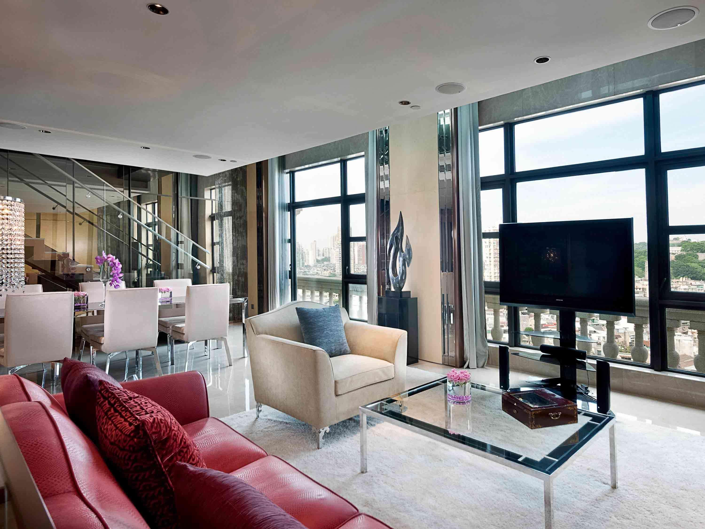Sofitel Macau At Ponte 16 Hotell Eksteriør bilde The living room of a three-bedroom suite