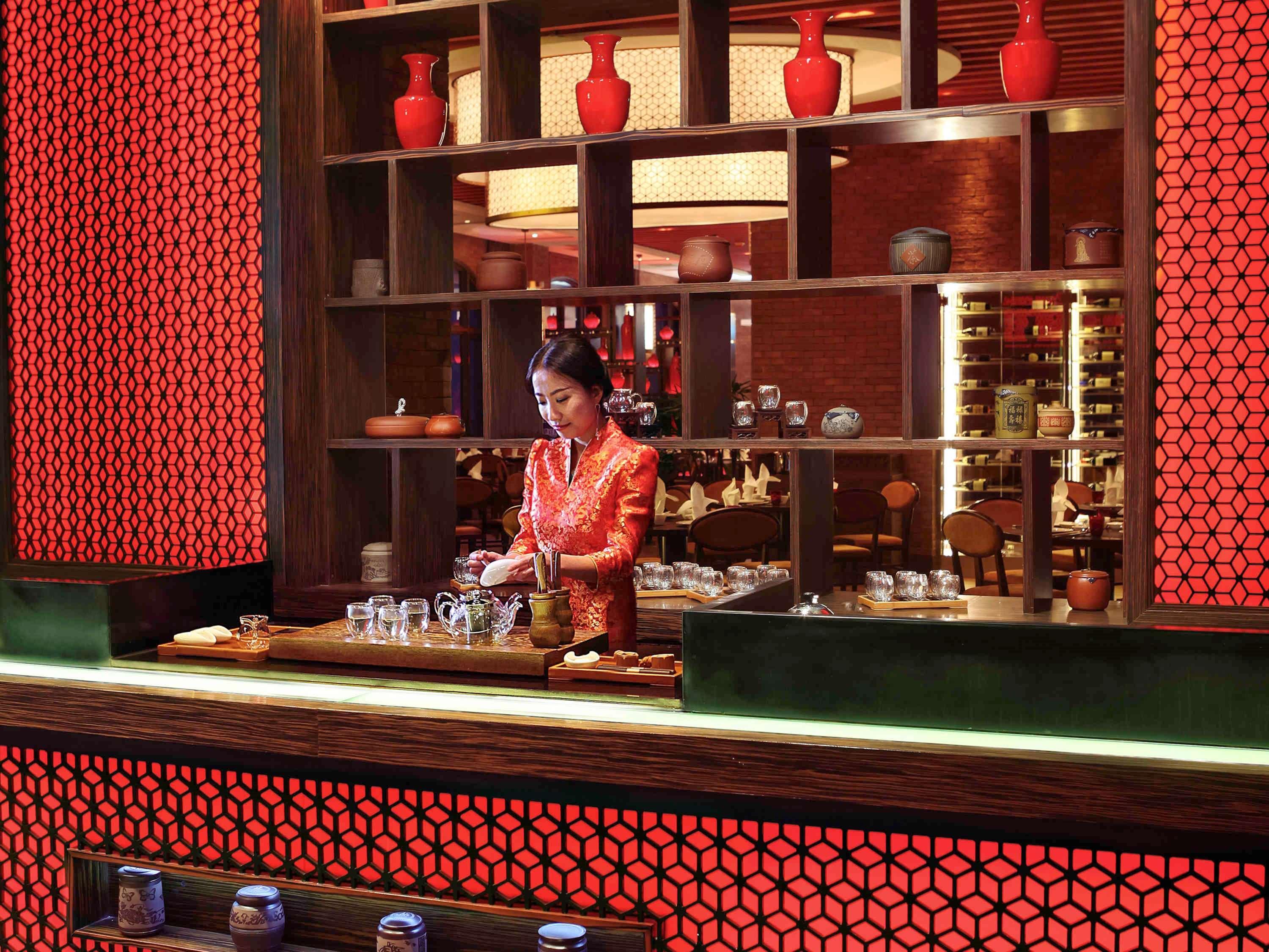 Sofitel Macau At Ponte 16 Hotell Eksteriør bilde A bartender at work