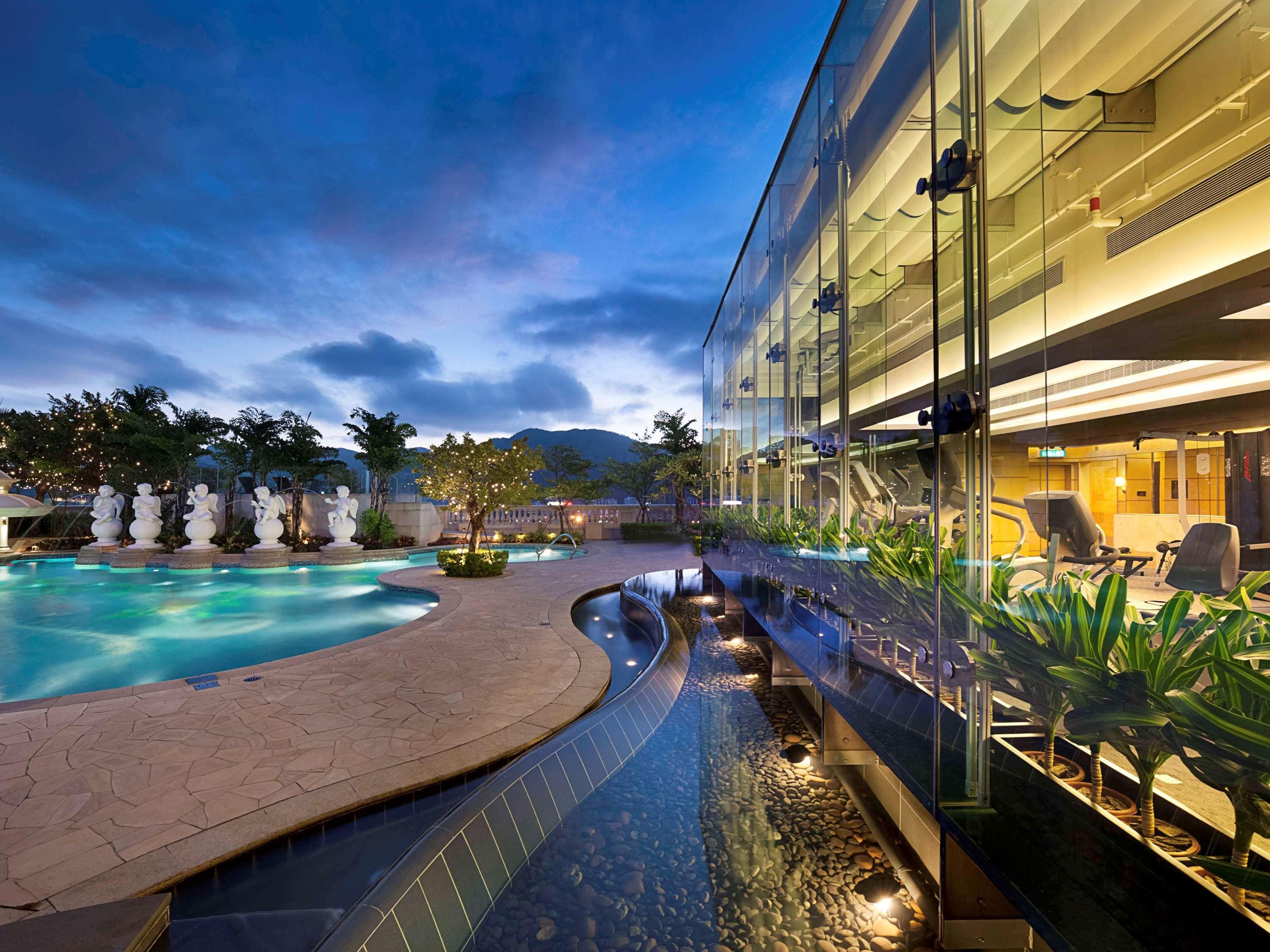 Sofitel Macau At Ponte 16 Hotell Eksteriør bilde The swimming pool at the hotel