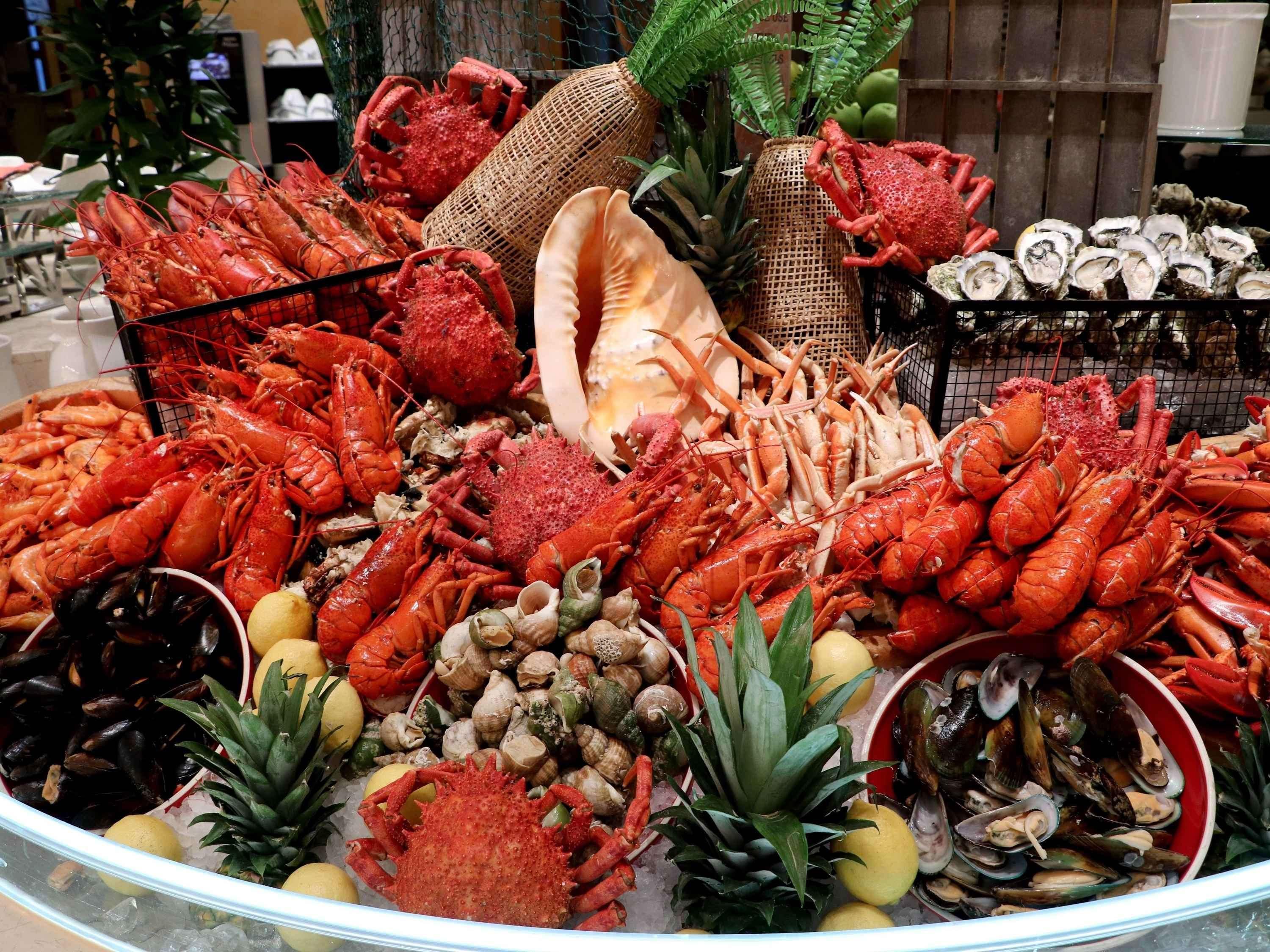 Sofitel Macau At Ponte 16 Hotell Eksteriør bilde Seafood on display at a buffet