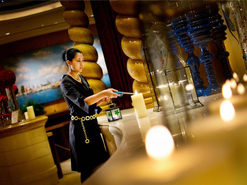 Sofitel Macau At Ponte 16 Hotell Eksteriør bilde A hotel concierge